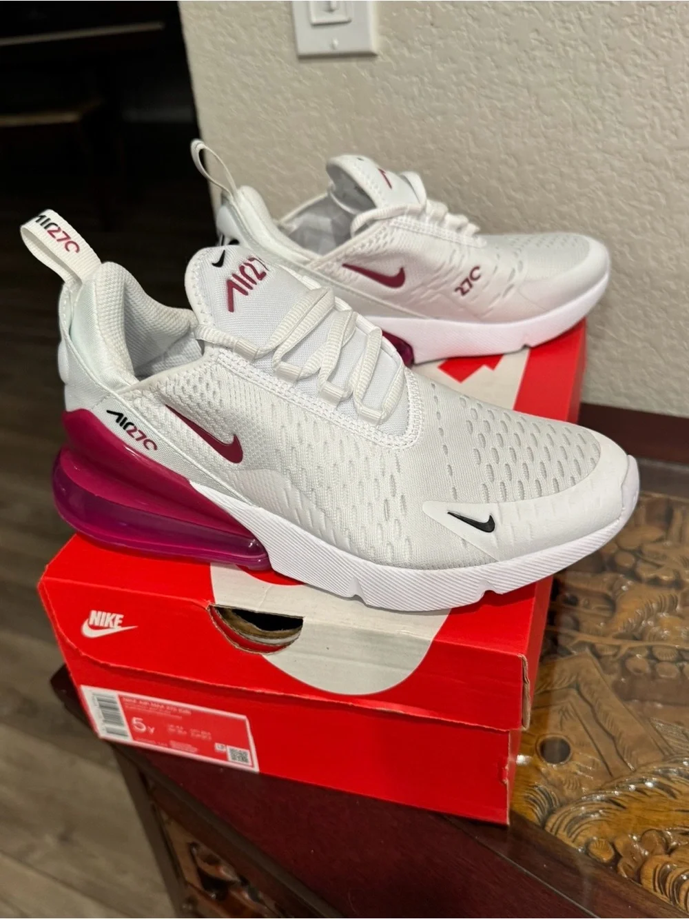 Brand new Nike Air Max 270 White shoes Sneakers size 5.5Y youth or 7 womens - Picture 2 of 3